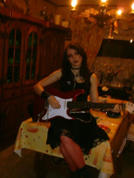 elle adore de jouet de la guitare